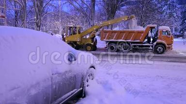 特写专门的雪坑把雪卸到卡车上。 雪犁在户外。